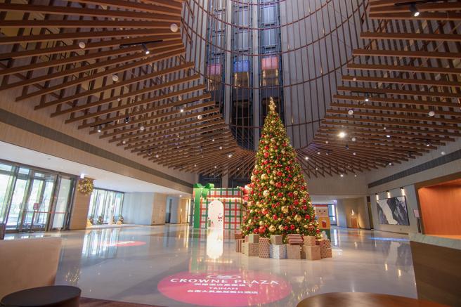 台南大皇冠假日酒店1樓大廳有5呎高的耶誕樹。（台南大皇冠假日酒店提供）