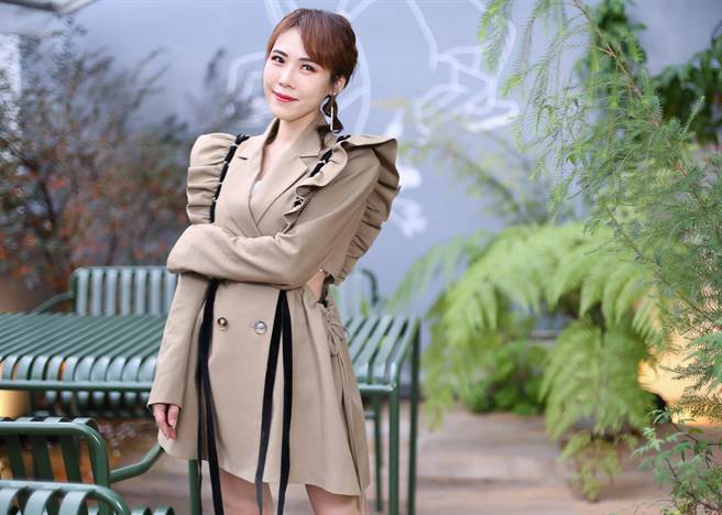 吴申梅跨国恋开花结果，眾亲友纷纷献上祝福。（陈俊吉摄）