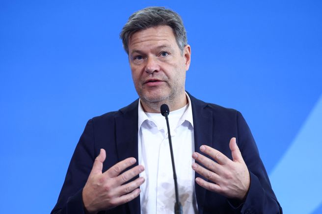 德国经济部机密战略文件显示，将摆脱对中国的依赖性，收紧对华业务，经济部长哈贝克为此挨批「脱离现实」。（图／