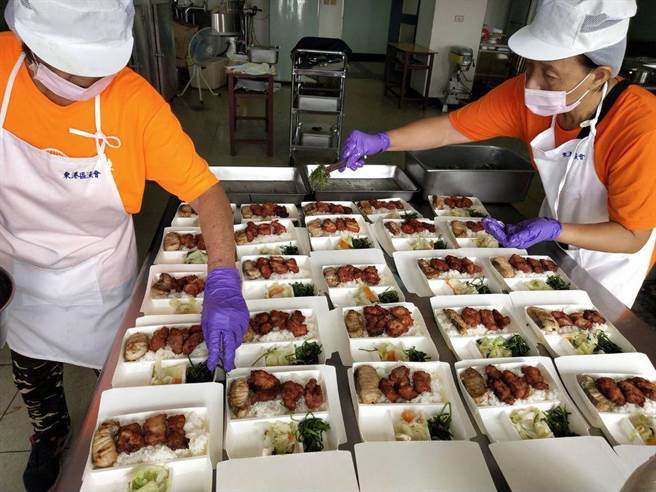 屏东东港区渔会配合政府「鱼乡暖心供餐」计画，每周提供150份便当助弱势，将爱心传递给有需要的镇民。（东港区渔会提供／谢佳潾屏东传真）