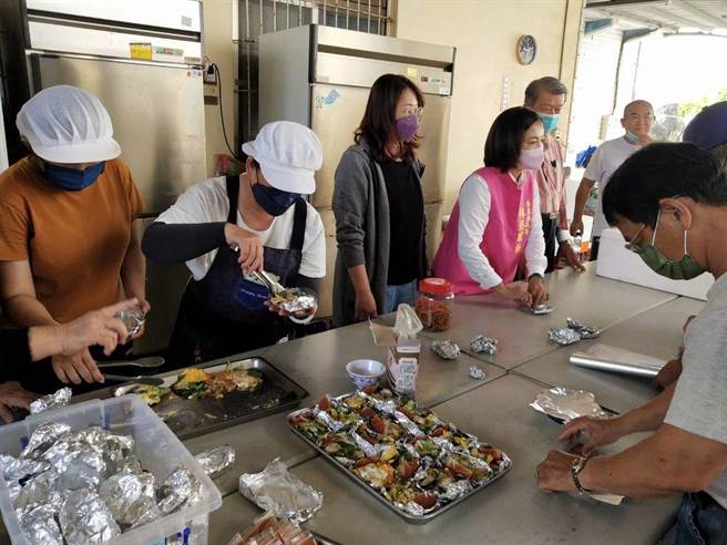 屏东东港区渔会配合政府「鱼乡暖心供餐」计画，每周提供150份便当助弱势，将爱心传递给有需要的镇民。（东港区渔会提供／谢佳潾屏东传真）