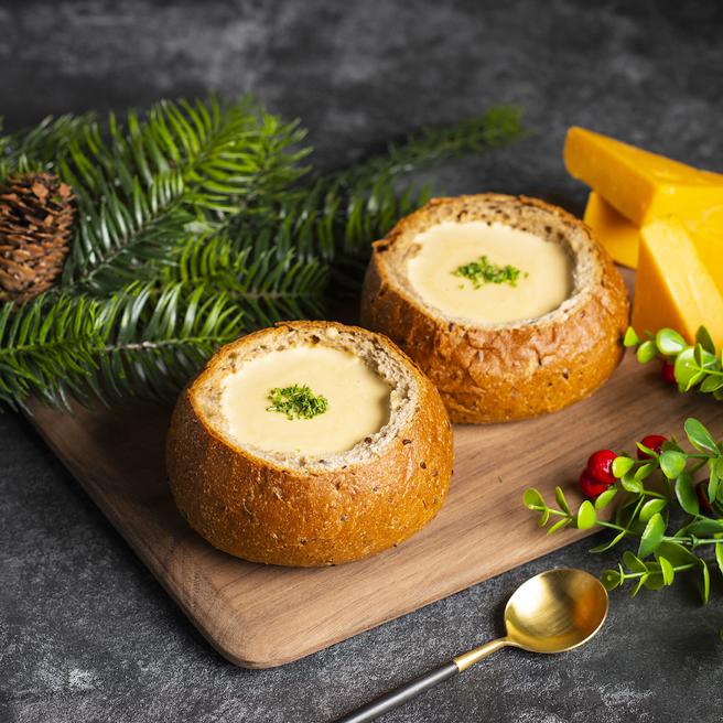 台北远东香格里拉于耶诞市集推出的「德国啤酒起司浓汤麵包」。（台北远东香格里拉提供）