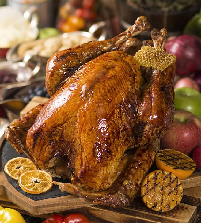 台北远东香格里拉节庆限定外带的传统耶诞烤火鸡大餐。（台北远东香格里拉提供）