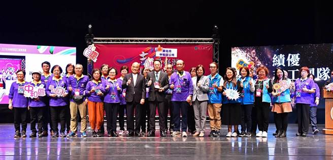 中和区公所志工队脱颖而出，获选「111年全国绩优志工团队奖」。（中和区公所提供）