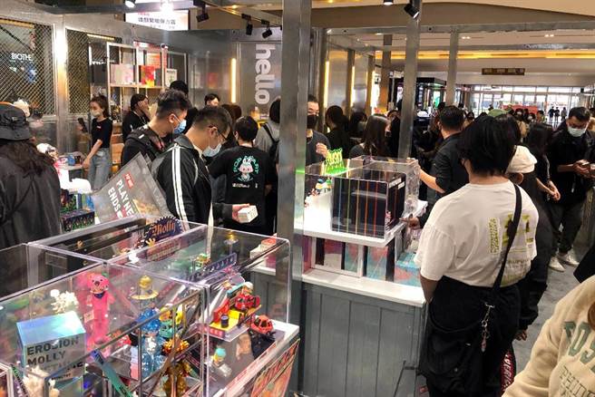 位于台南南纺购物中心的POP MART快闪店一营业立即挤满人潮。（图／陈惠珍摄）