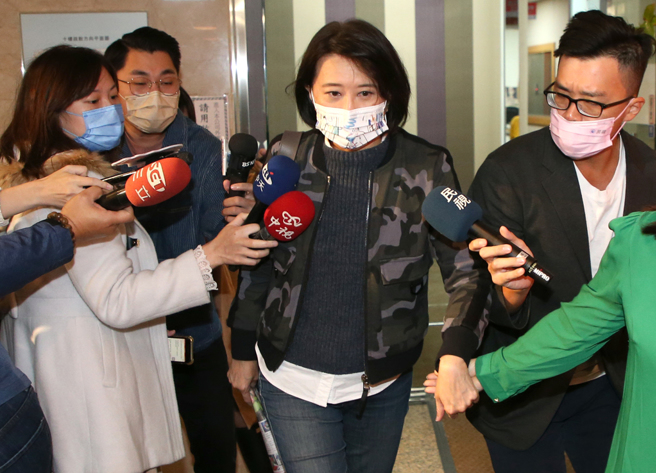 國民黨台北市議員王鴻薇（中）2日到中廣接受專訪，和大家分享她決定接受徵召，參加立法委員補選過程，結束後面對守候的媒體提問，不發一語，快閃離開。（趙雙傑攝）