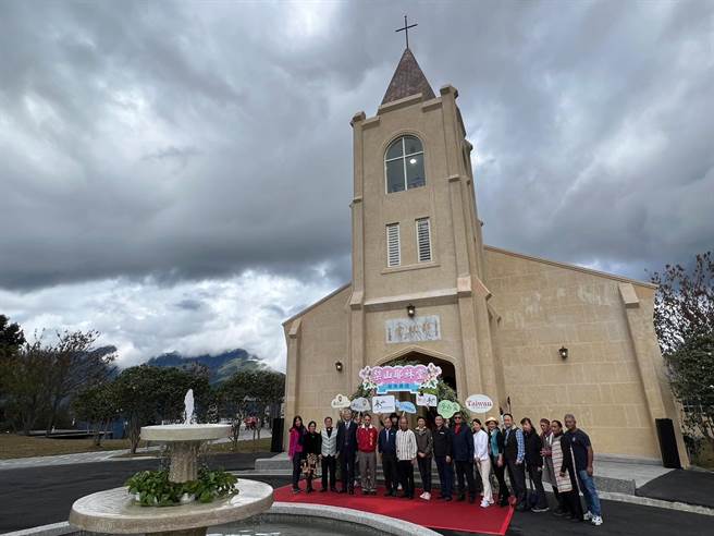 「梨山耶稣堂」2日上午10时30分再度响起，全国最高的教堂风华再现。（参山处提供）