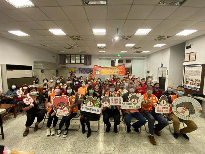 臺湾企银前进基隆市暖暖区暖同里「银髮乐龄学堂」，为社区长者宣导高龄金融服务知识课程，落实「信托2.0计画」。（图／臺湾企银提供）