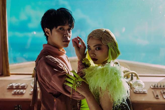 吴青峰（左）近来释出新歌MV，邀来日本演员山田葵合作对戏。（环球音乐提供）