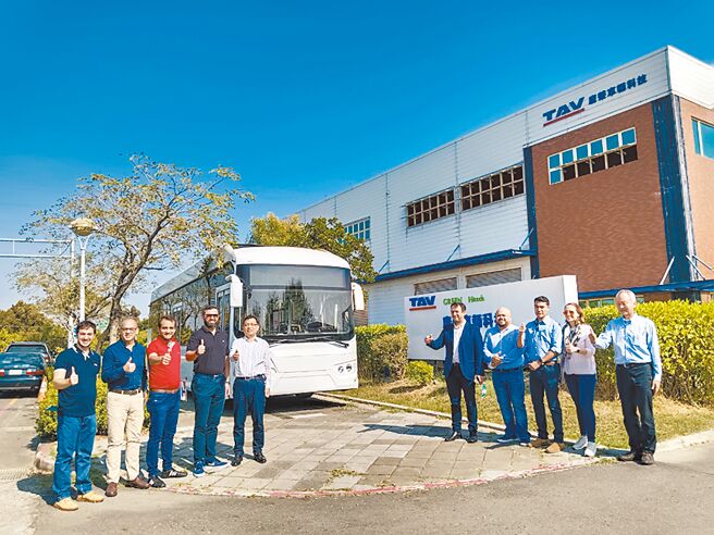 巴拉圭公共交通部交通次长桑切斯与瓜地马拉INNOVATE集团及巴拉圭TTA集团参访团，前往唐荣车辆高雄工厂参观，唐荣车辆董事长何义纯（左五）全程亲自接待介绍说明。图／张秉凤