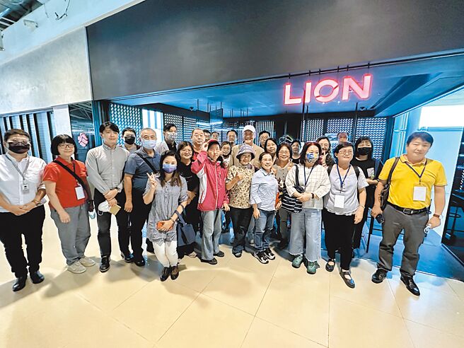 旅行业中高阶主管与雄狮旅游集团王文杰董事长在高雄场合影。图／中国生产力中心提供