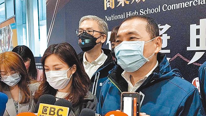 国民党九合一胜选后，北市、桃园等小内阁将改组，将向侯友宜借将，协助推动市政。图为侯友宜出席111学年度高中商业类学生技艺竞赛颁奖典礼。（陈慰慈摄）