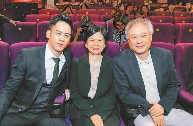 国际名导李安昨日证实将执导李小龙改编电影，并由儿子李淳当主角。图为李淳（左起）和妈妈及李安。（威视提供）