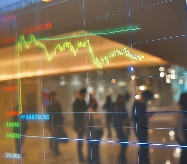 聯準會主席鮑爾釋出「鴿」派訊號，美股上演慶祝行情，台股也開高走高，新台幣昨日在台股大漲推波助瀾下爆量狂升2.69角，終場收在30.633元。圖為台股1日盤面。（中央社）