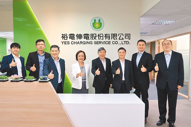 裕隆集团旗下裕电跨国输出建置技术，获邀加入联盟抢下新加坡充电桩大案。左四为裕电总经理高秀枝。（裕电提供）