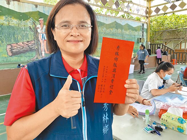 新冠肺炎疫情爆发后，花莲县秀林乡公所祭出纾困措施帮助族人，3年内将第3度发放振兴礼金。（王志伟摄）