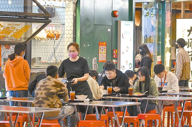 大陆各地为了贯彻优化防疫20条，纷纷松绑相关规定，多地恢復正常生活秩序。图为广东省广州市天河区民眾外出用餐。（中新社）
