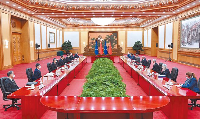 中国国家主席习近平与欧洲理事会主席米歇尔1日在北京人民大会堂举行会谈。（新华社）