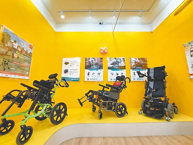新北市新店辅具中心1楼规画「辅具Hito展示区」，社会局着手开发「辅具EASY GO」APP，未来民眾只需透过APP申请，就能即时查询补助核定结果及补助额度。（新北市社会局提供／陈慰慈新北传真）