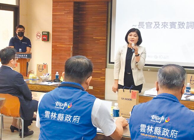 云林县长张丽善（站立者右）推动永续发展，率县府团队企业见学。（张朝欣摄）