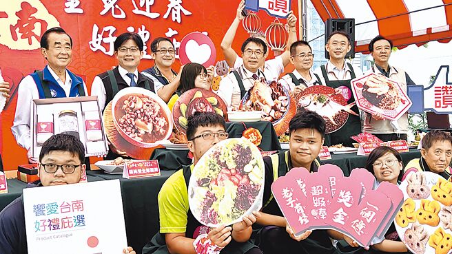 台南市政府劳工局1日整理出台南各庇护工场所特制的年节好礼，邀请市长黄伟哲（第二排右四）代言行销。（张毓翎摄）