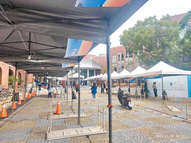 地方创生年会在台东艺文中心举办，因东北季风过强，户外市集临时喊卡，摊商无奈。（读者提供／蔡旻妤台东传真）