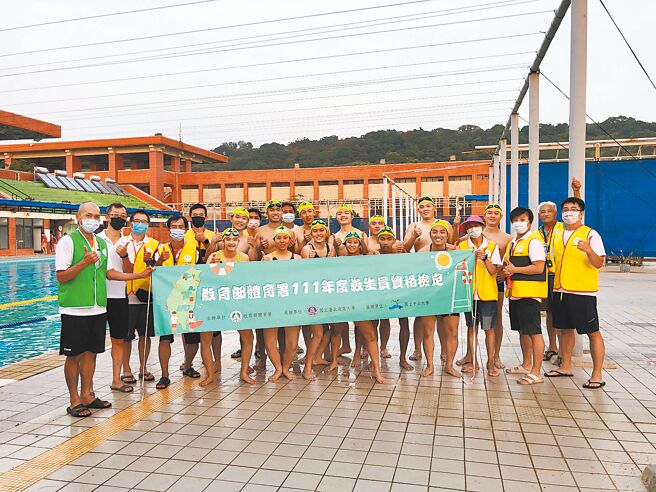 国立中山大学水中救生课程今年课程结训，共有8名学生通过教育部体育署救生员检定考试。（国立中山大学提供／袁庭尧高雄传真）
