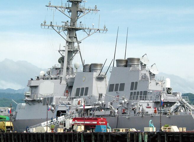 美军拟重返苏比克湾，但大陆专家认为，可能性不大。图为日前菲美海军开始举行为期约一周的联合军事演习，以提高双方的协同作战能力。（新华社）