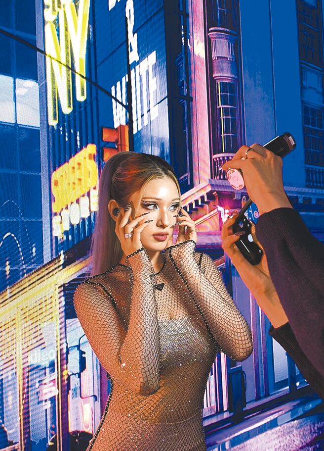 全昭彌以小可愛熱褲打底，搭配Prada銀色網紗禮服展現性感、潮流時尚氛圍。（摘自全昭彌IG）