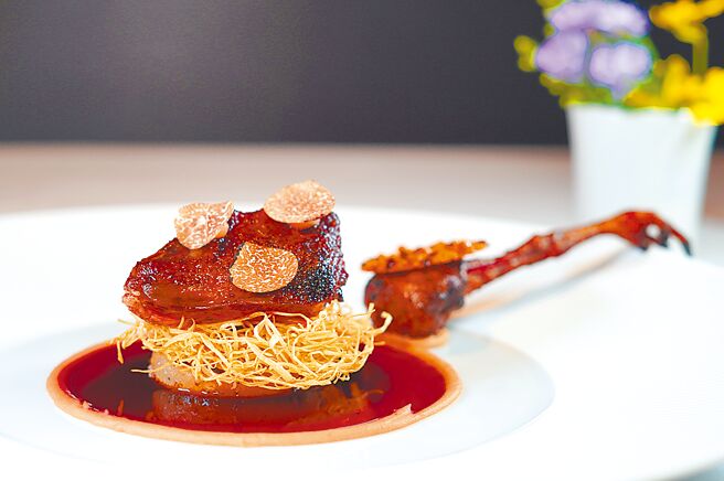 连3年在台中夺得米其林1星的盐之华法式餐厅，今年冬天有令饕客期待的奢华新作（见图）。（何书青摄）