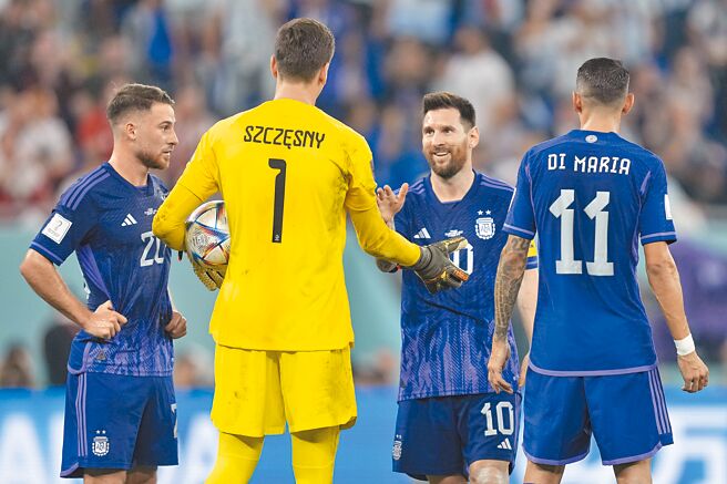 阿根廷隊長梅西（右二）在等待VAR判決時與波蘭門將施薛斯尼（左二）閒聊，還打賭會不會改判。（美聯社）