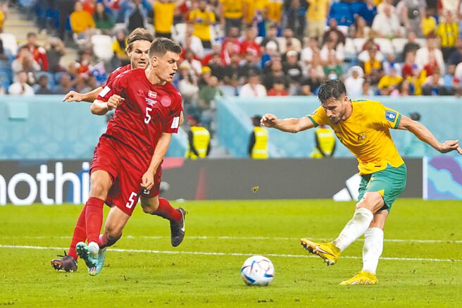 澳洲右翼莱基（右）假动作晃开丹麦后卫A.克里斯腾森后，起左脚劲射破网。（美联社）