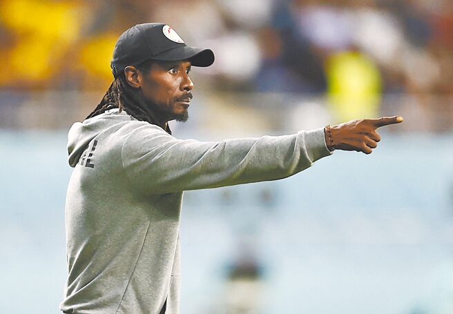 塞內加爾對戰厄瓜多賽前的新聞發布會，僅總教練西塞單獨出席，面臨FIFA調查。（路透）