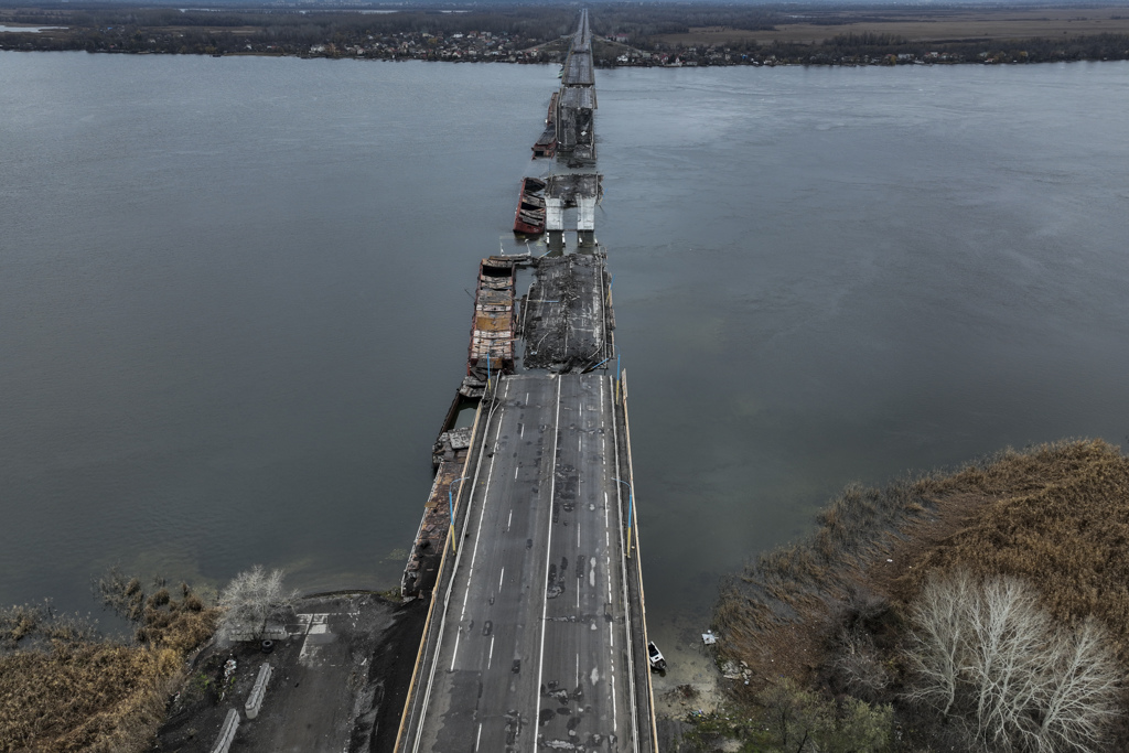 俄军3月攻破横跨第聂伯河的安东诺夫斯基大桥（Antonivsky Bridge），官员今天宣布，担心战况加剧，他们将协助第聂伯河东岸俄军占领区的公民疏散到外地。图/美联社(photo:ChinaTimes)