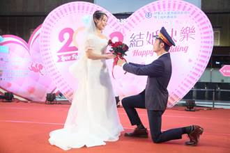 用鏡頭看台灣》台鐵局職工集團結婚  祝福新人「鐵不出軌」喜結良緣