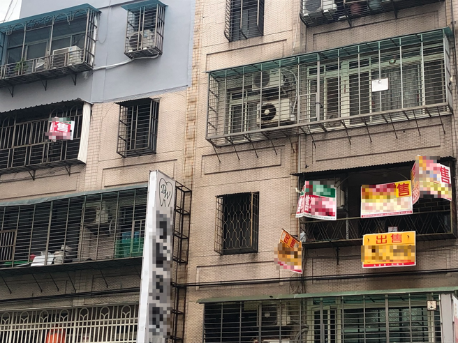 一般来说售屋宣传单仅会张贴在待售房屋外，然而随意乱张贴宣传单恐遭受罚。（示意图/资料照）