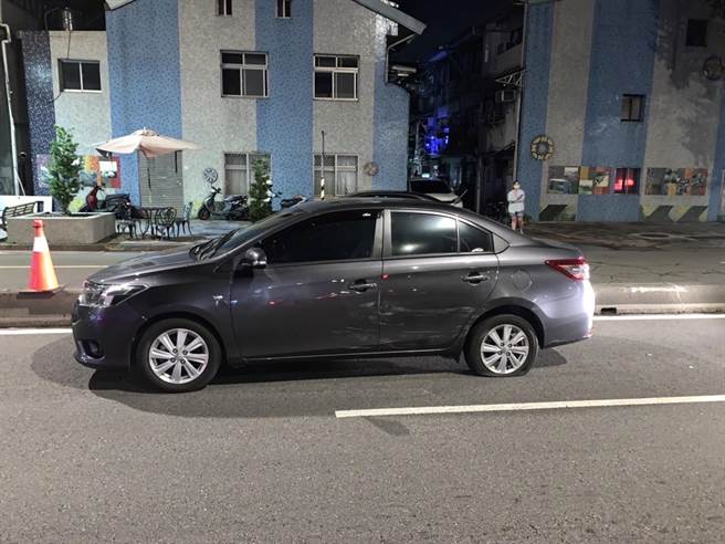 周姓男子拒检遭警方朝车轮开3枪。（警方提供）