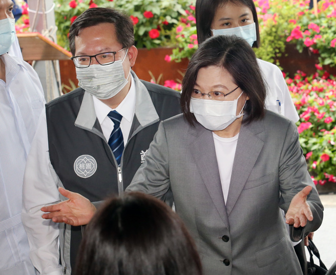 蔡英文(右)辞去民进党主席，桃园市长郑文灿(左)被外界视为党魁、阁揆热门人选。（资料照,范扬光摄）