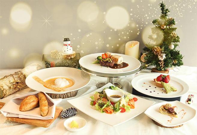 （台北六福萬怡酒店The Lounge大廳酒吧推出粉雪下的聖誕大餐，每位售價1,380元+10％。圖／六福旅遊集團提供）