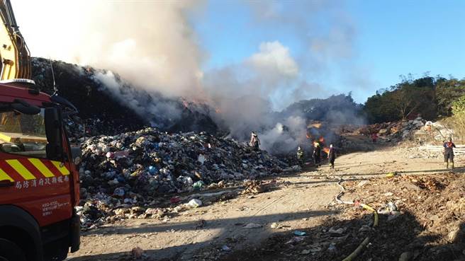 南投市垃圾场3日发生大火，疑沼气自燃酿祸。（南投县消防局提供／廖志晃南投传真）