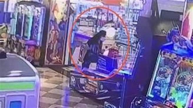 监视器拍下梁女行窃过程。（翻摄照片／高雄洪靖宜传真）