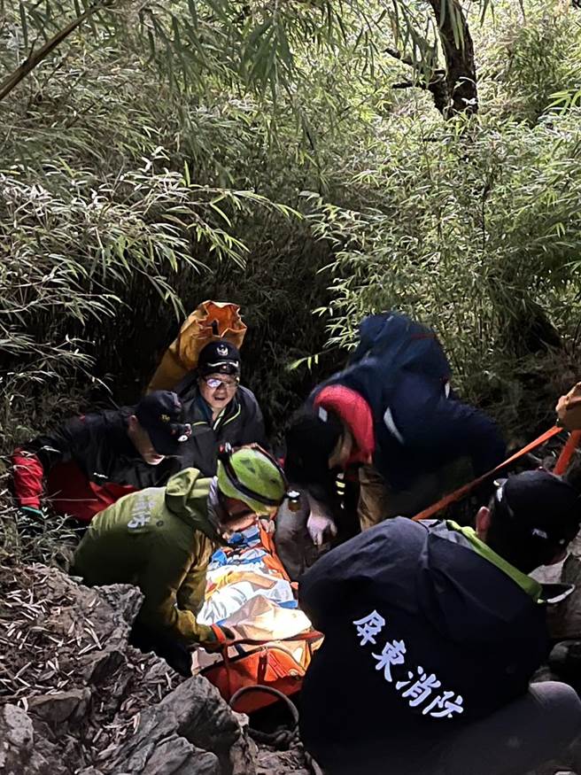 搜救人员将死者运至三角点，等待直升机吊挂。(屏县消防局提供)