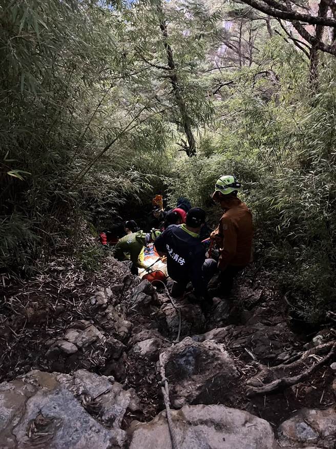 搜救人员将死者运至三角点，等待直升机吊挂。(屏县消防局提供)