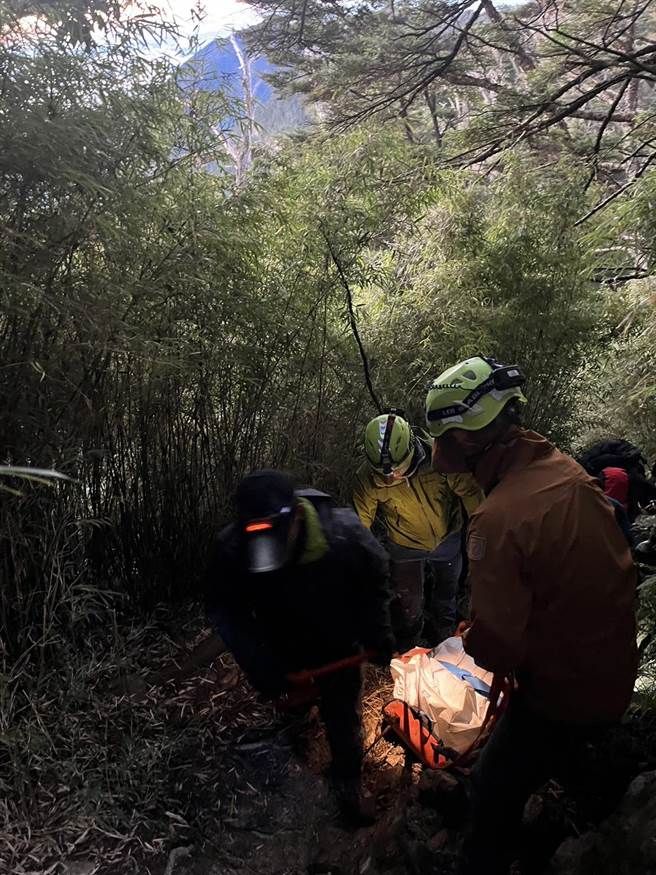 搜救人员将死者运至三角点，等待直升机吊挂。(屏县消防局提供)