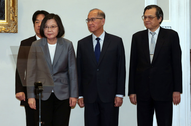 国民党立委赖士葆认为，总统蔡英文（左2）与国安局长陈明通（右）有相同的道德污点，所以两才惺惺相惜。（资料照／陈信翰摄）