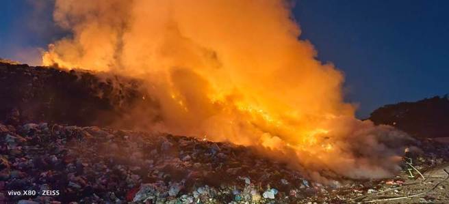 南投市垃圾场大火，疑沼气自燃酿祸。（南投县消防局提供／廖志晃南投传真）