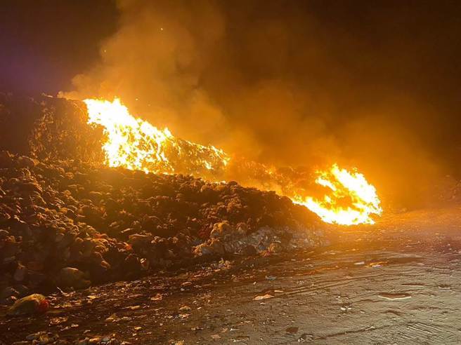 南投市垃圾场大火，疑沼气自燃酿祸。（南投县消防局提供／廖志晃南投传真）