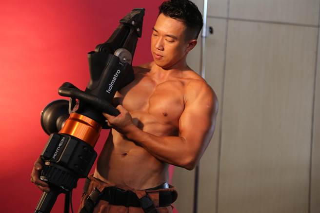 新竹市睽违7年再次推出形象月历，今年以「火之诗」为主轴，找来15位身材健美之消防及义消合作拍摄。图为拍摄花絮。（新竹市消防局提供／王惠慧新竹传真）