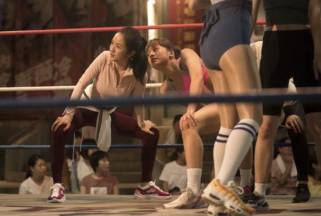 吴映洁（右）晋升摔角前辈，指导摔角新手林依晨（左）。（满满额娱乐提供）