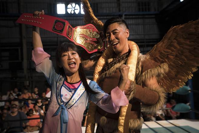 曹兰（左）与那维勋在电影中是传奇摔角冠军。（满满额娱乐提供）